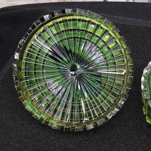 Green Glass Swan Powder dish / Lipstick holder - Picture 6 of 11